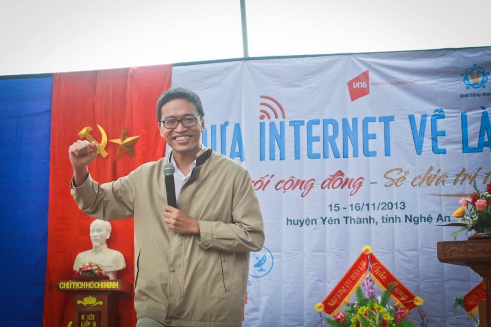 Anh Lê Hồng Minh chia sẻ với các học sinh Yên Thành về lợi ích của Internet trong hoạt động “Đưa Internet về làng” năm 2013