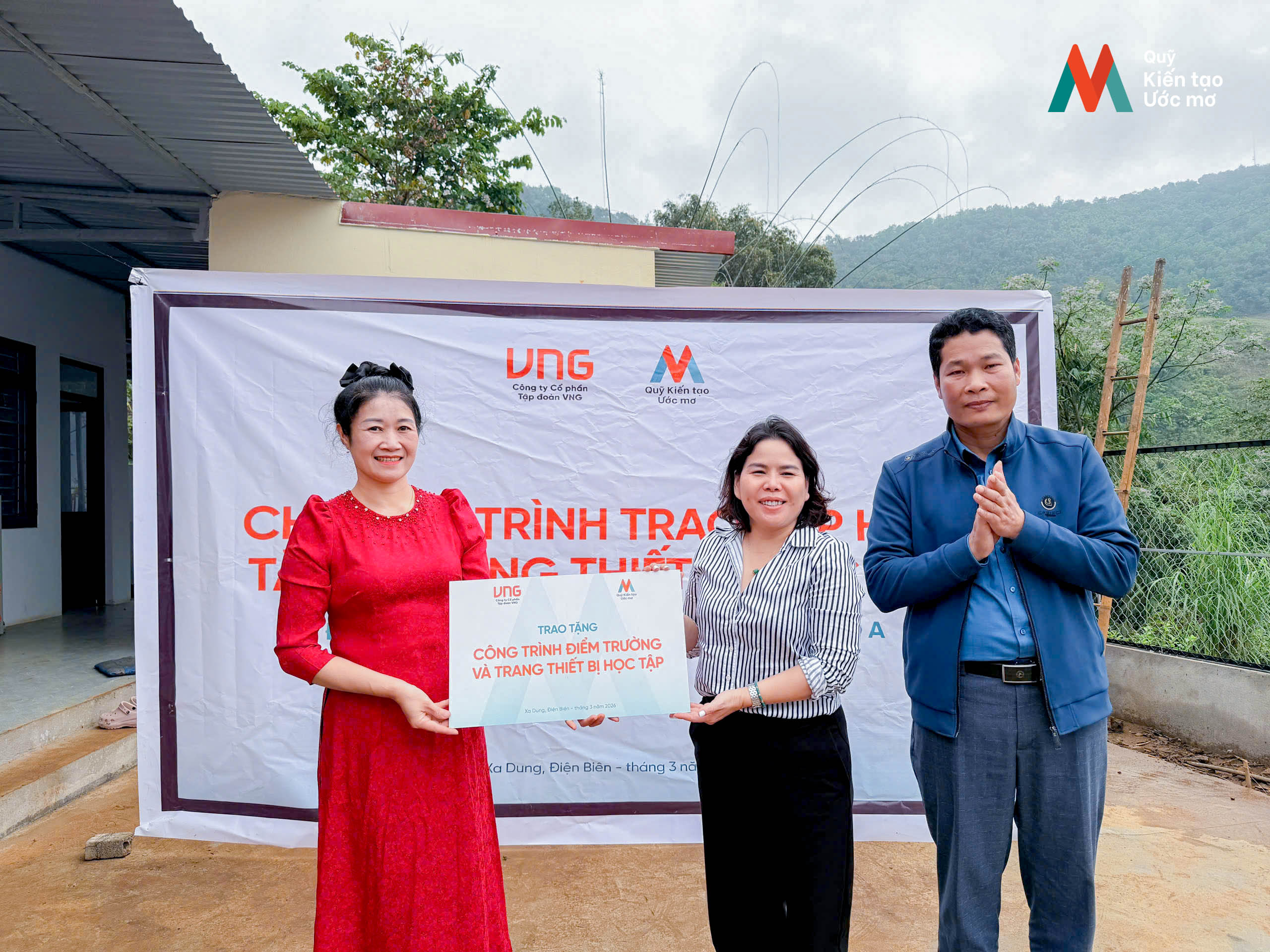 Bà Trương Cẩm Thanh - Chủ tịch & Giám đốc điều hành Quỹ Kiến tạo Ước mơ trao tặng Công trình Điểm trường tại xã Xa Dung, tỉnh Điện Biên.